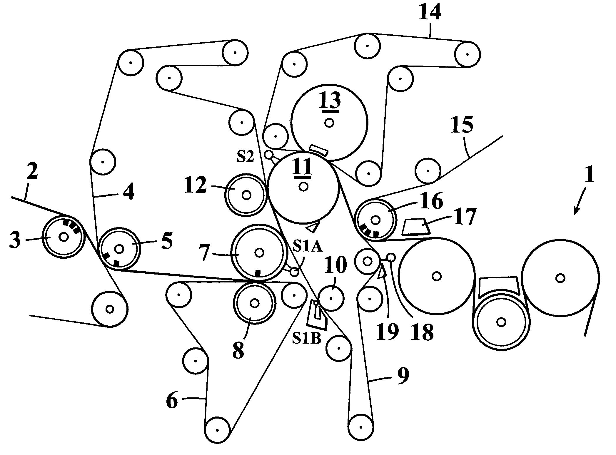 Method and apparatus for handling a paper or board web