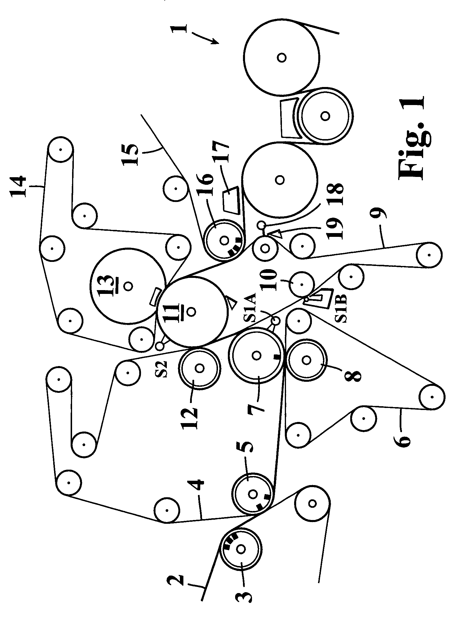 Method and apparatus for handling a paper or board web