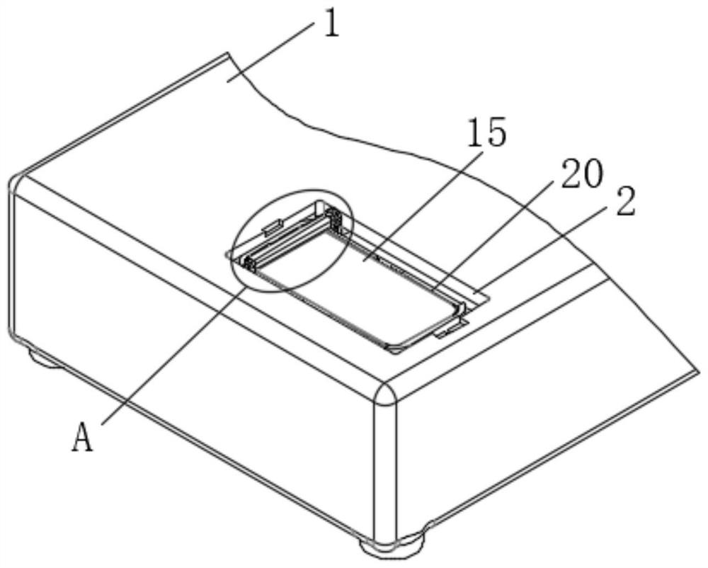 Isolation protection device and method applied to smart phone storage