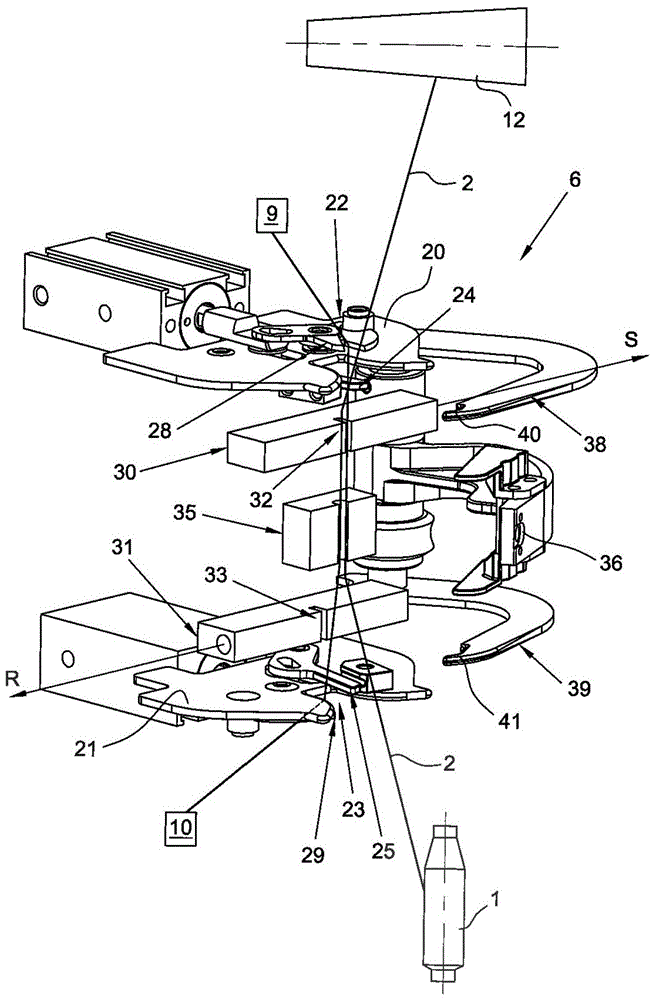 Splicer devices and winders for splicing yarns