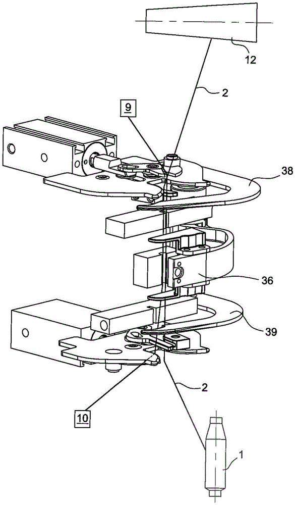 Splicer devices and winders for splicing yarns