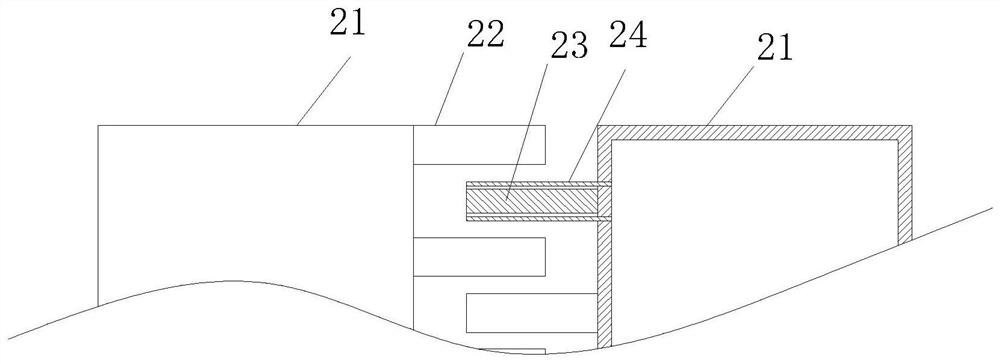 Raw material crushing device for liquor brewing