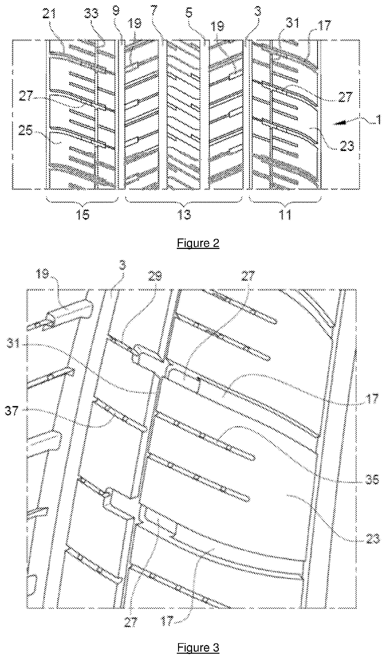 Tire with one or more recesses in the lateral grooves of at least one shoulder portion