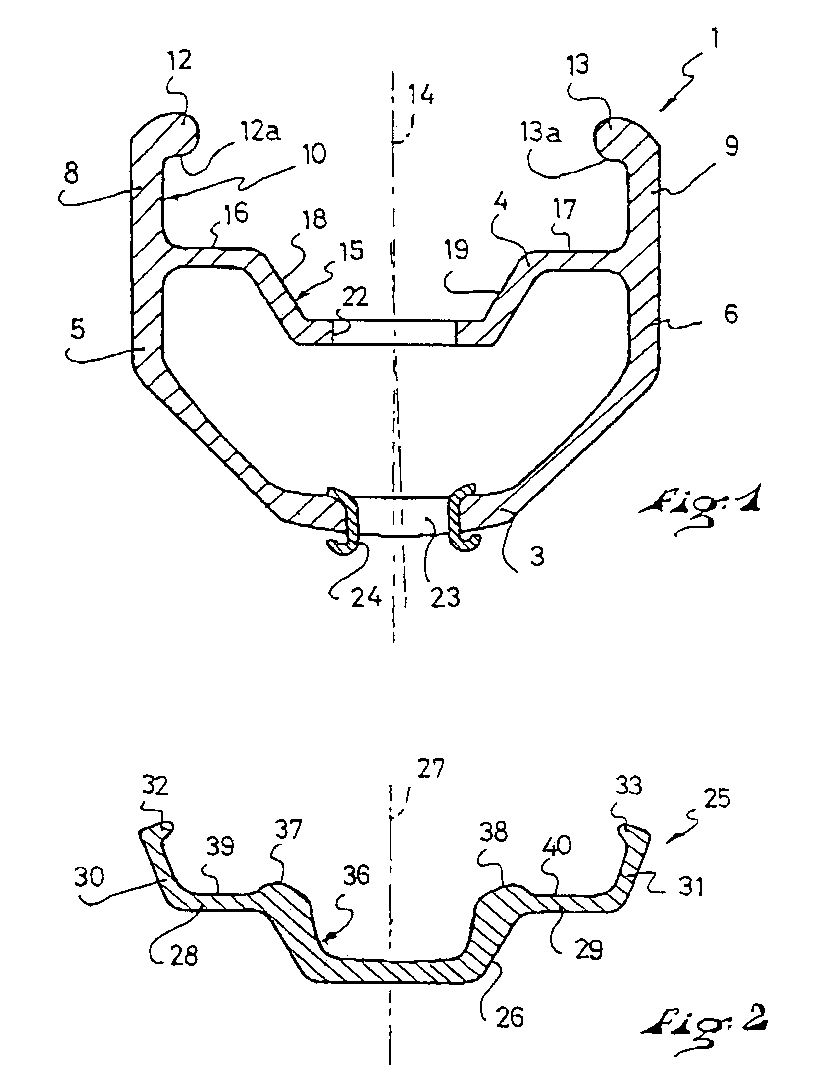 Sealing strip for a rim of a wheel and a rim having a sealing strip