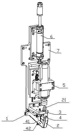 Clip type traveling distributor