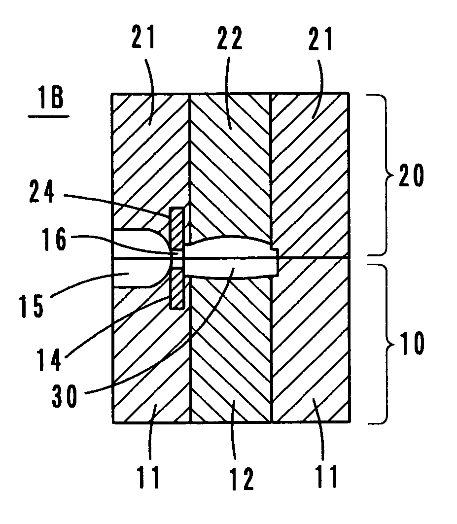 Cold runner injection mold having an insulated gate