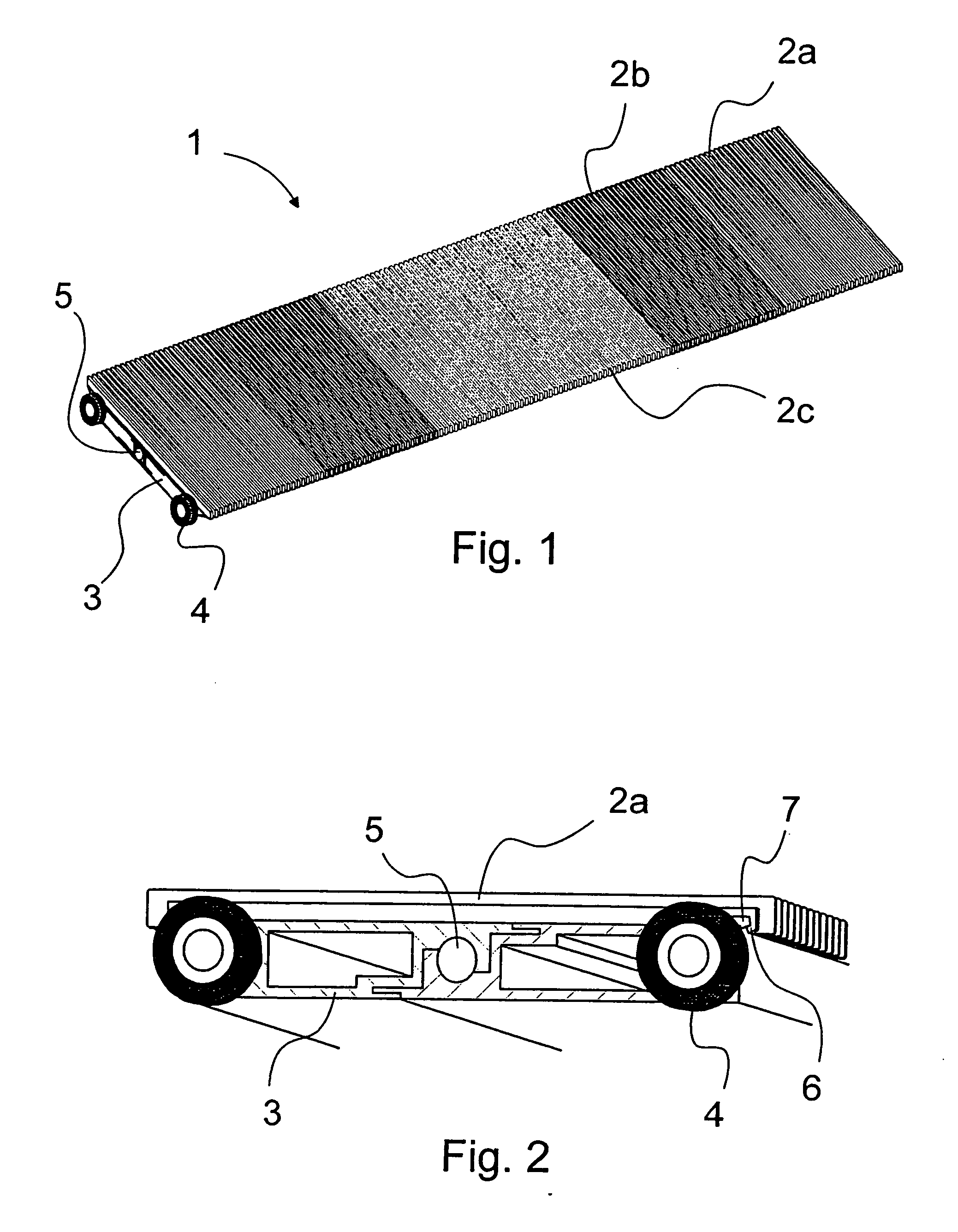 Arrangement for coupling pallets of a travelator