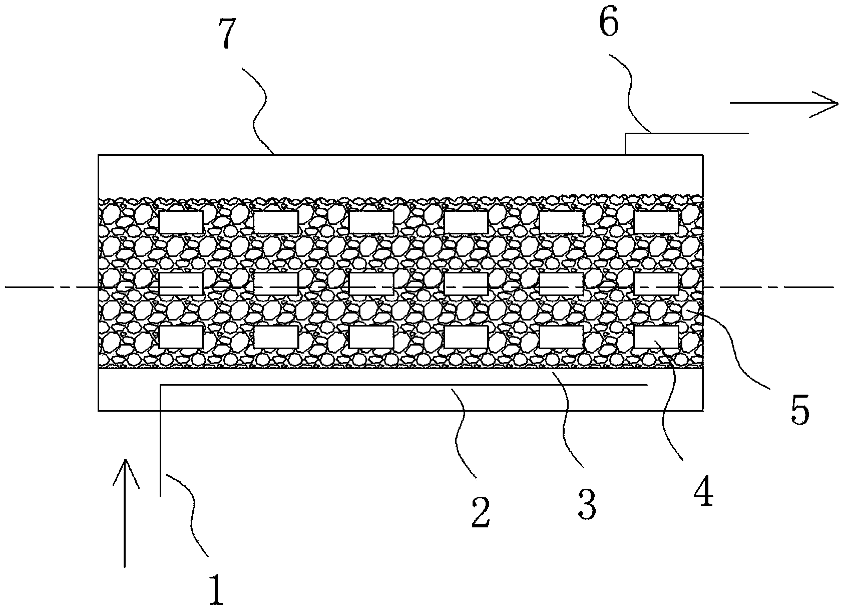 Micro-electrolysis intensifying treater and method for treating wastewater by using same