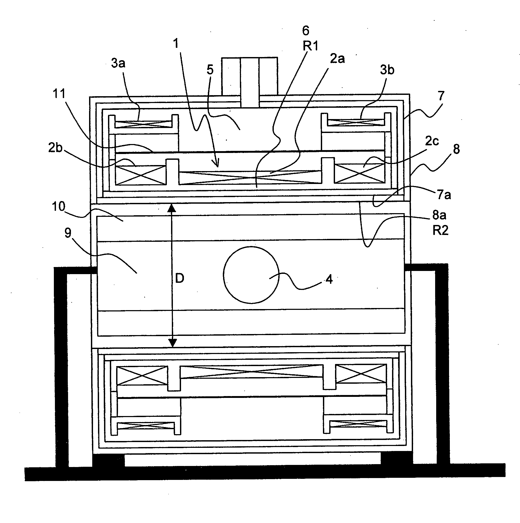 Superconducting magnet configuration with reduced heat input in the low temperature regions