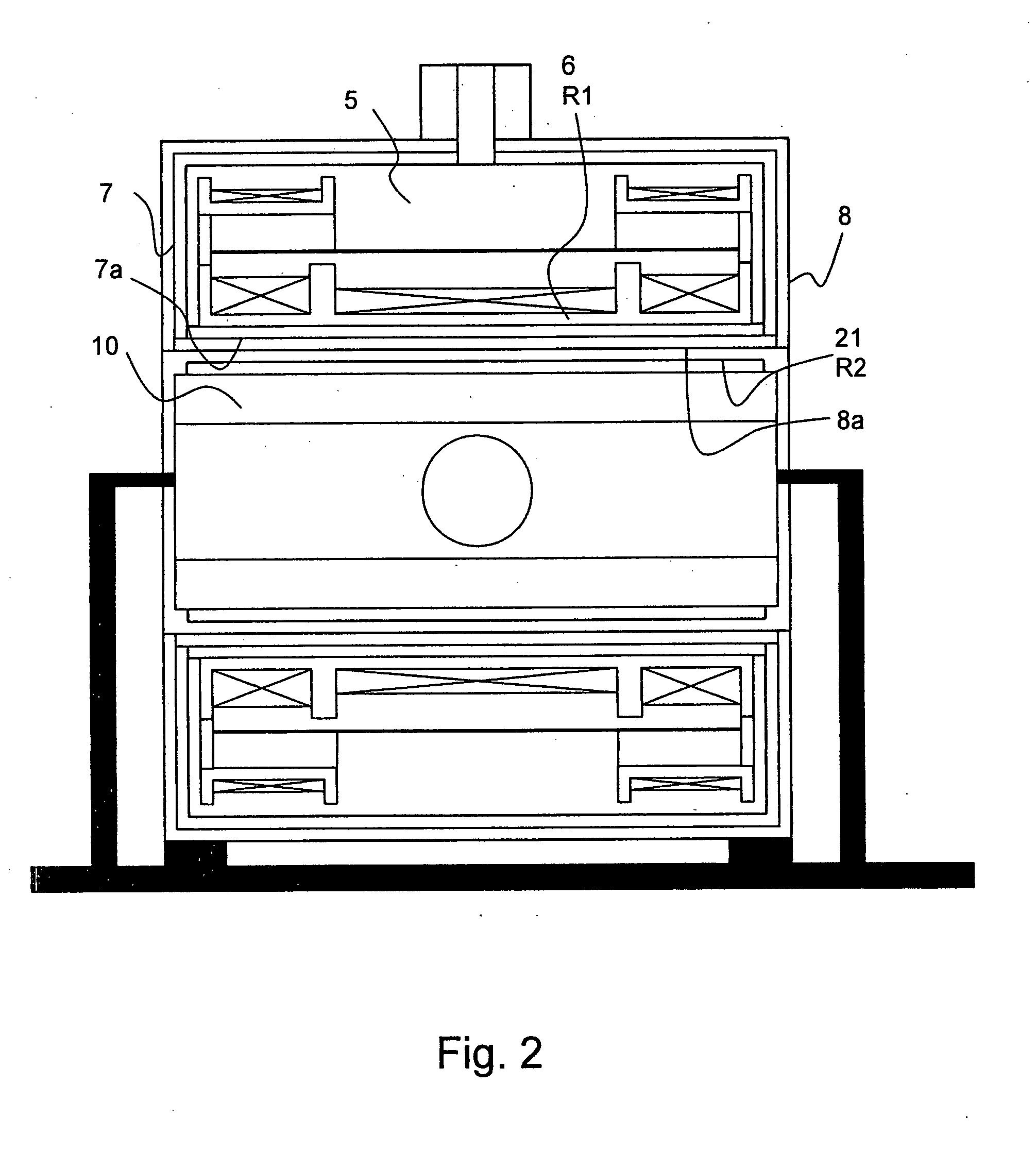 Superconducting magnet configuration with reduced heat input in the low temperature regions