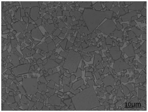 Non-uniform hard alloy prepared by adopting close-packed batching mode and preparation method thereof