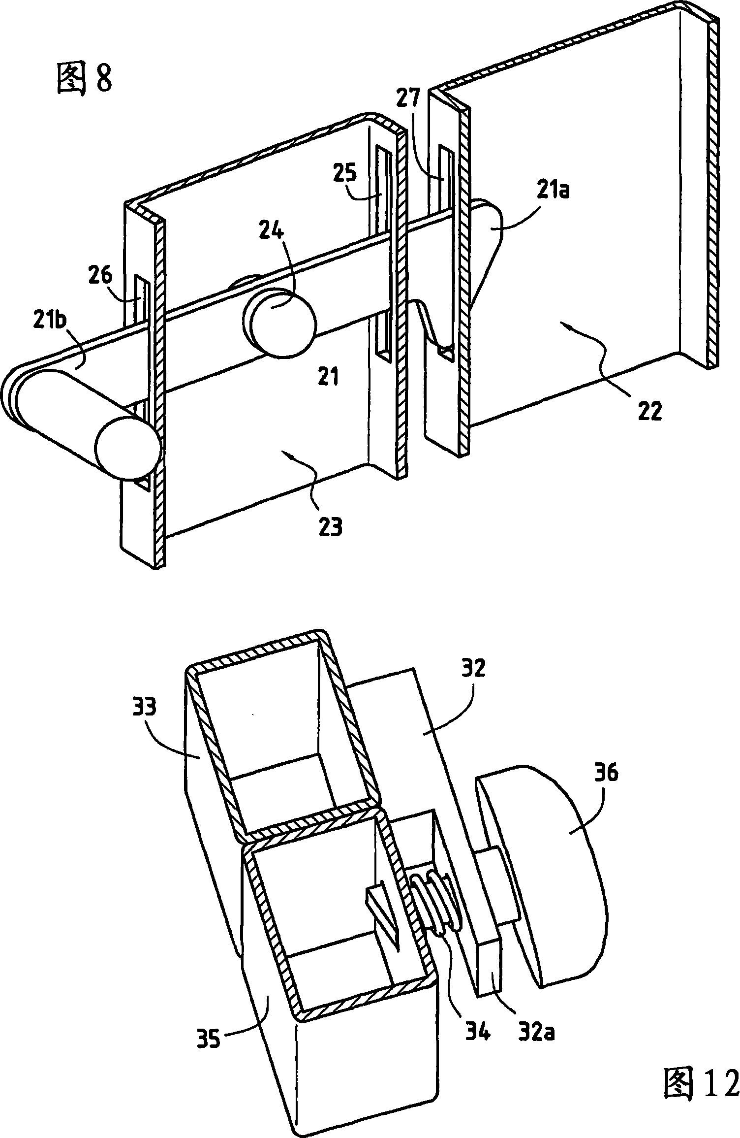 Self-powered running machine which can be folded in order to occupy less space