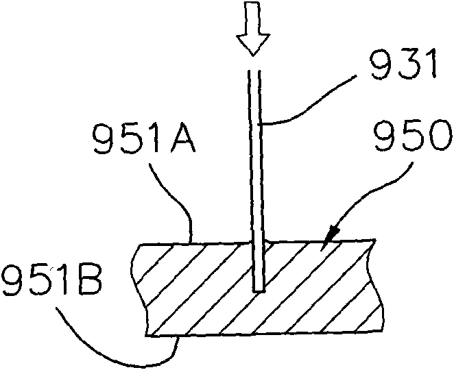 Laser cutting device with workpiece bottom immersed in liquid level