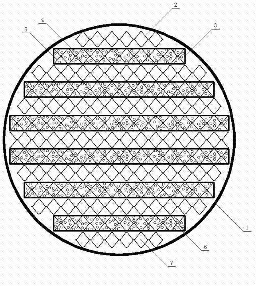 Catalytic distillation filler with alternative flow structure