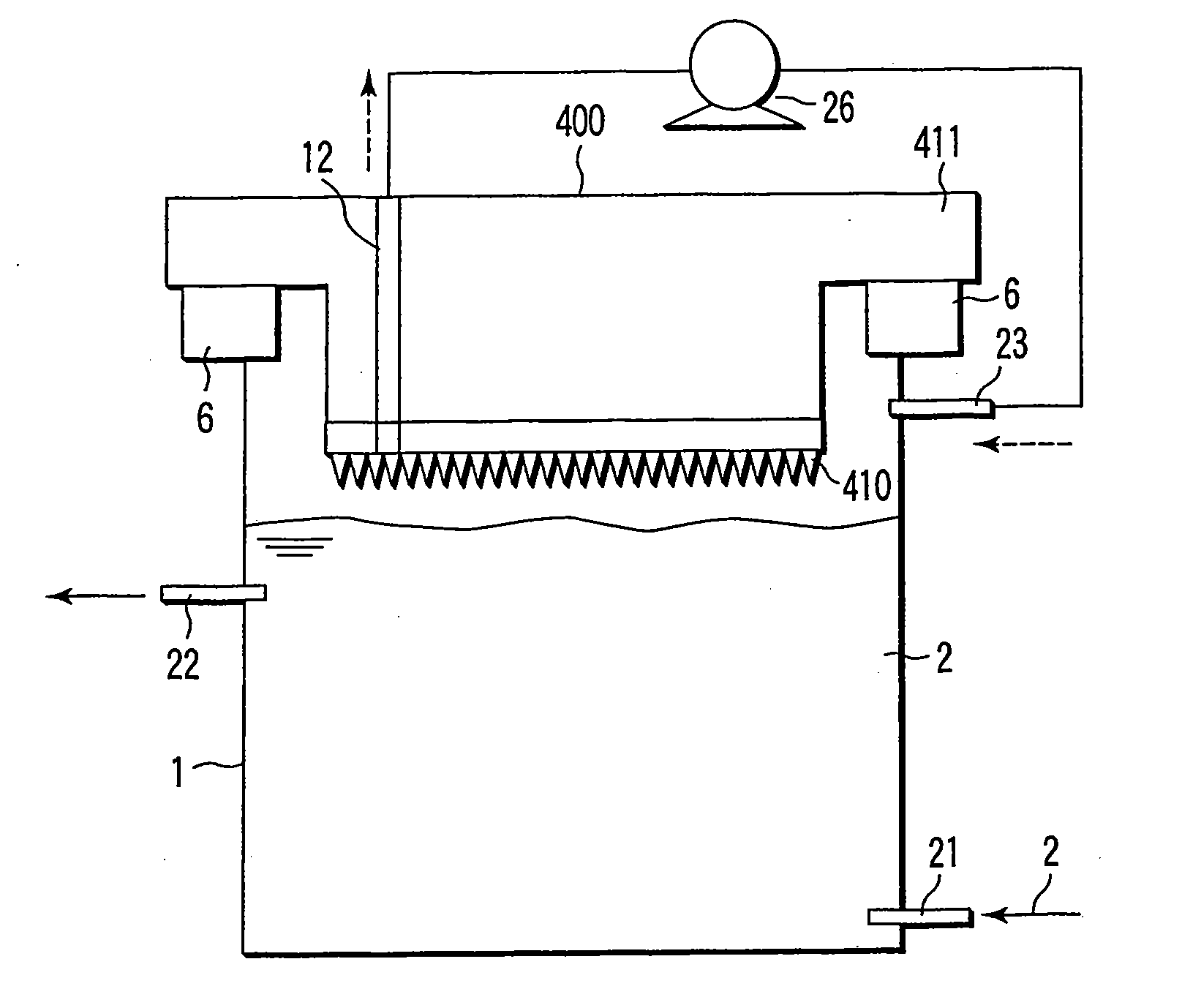 Apparatus for decomposing organic matter with radical treatment method using electric discharge