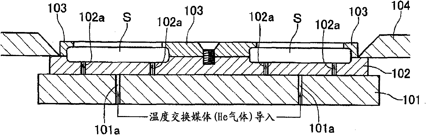 Wafer conveying tray and method of securing wafer on tray