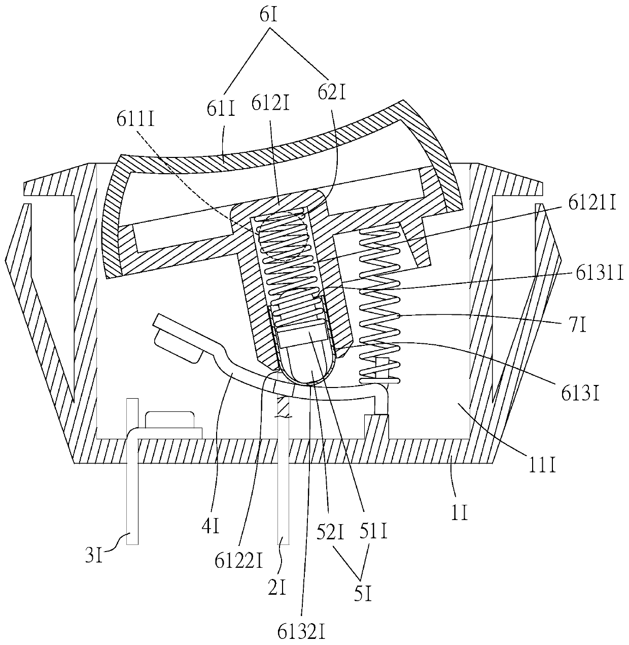 Heat destructive disconnecting switch and socket comprising same