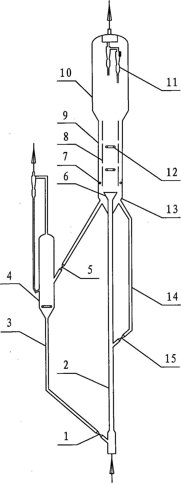 Device for improving pipe and gas-solid circumfluence bed coupling reaction