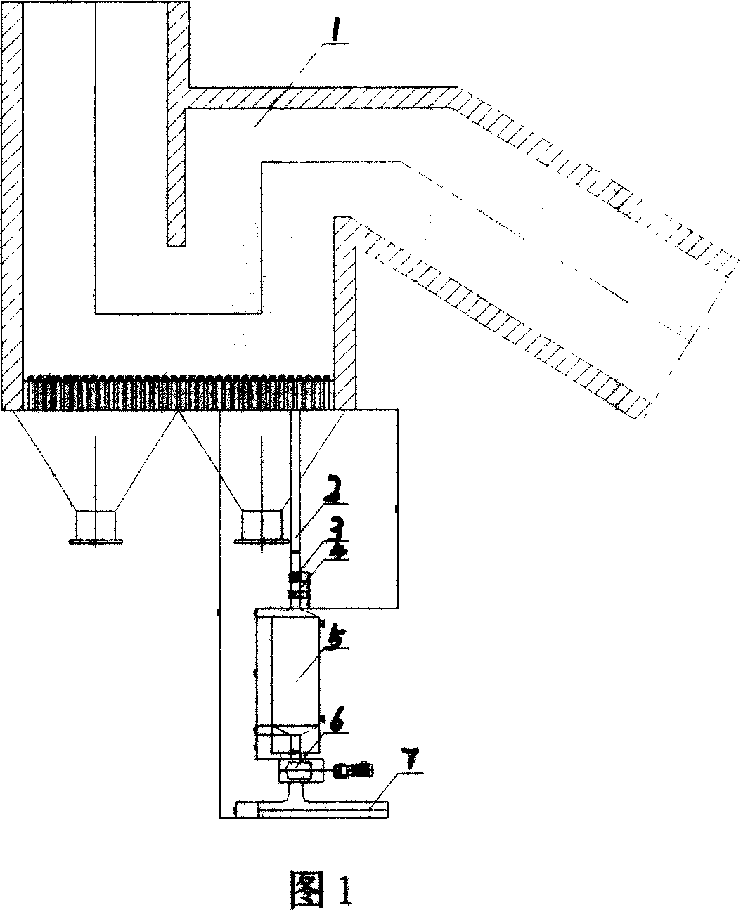 Self-declining type circulating ash cooling device and treatment method for circulating ash