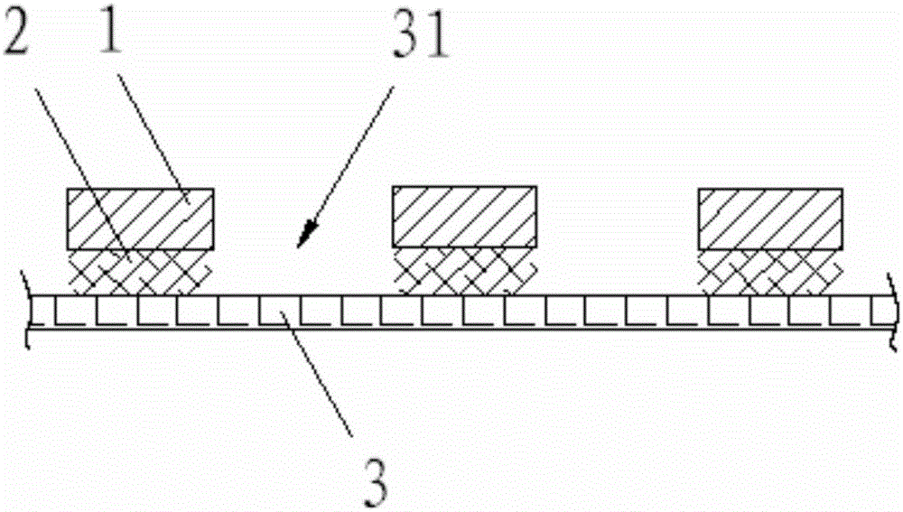 Two-color gradually-varied-mesh gas-guiding three-layer mesh fabric production method and mesh fabric