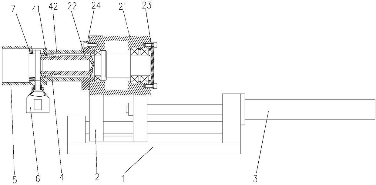 Tightening device with auxiliary centering function