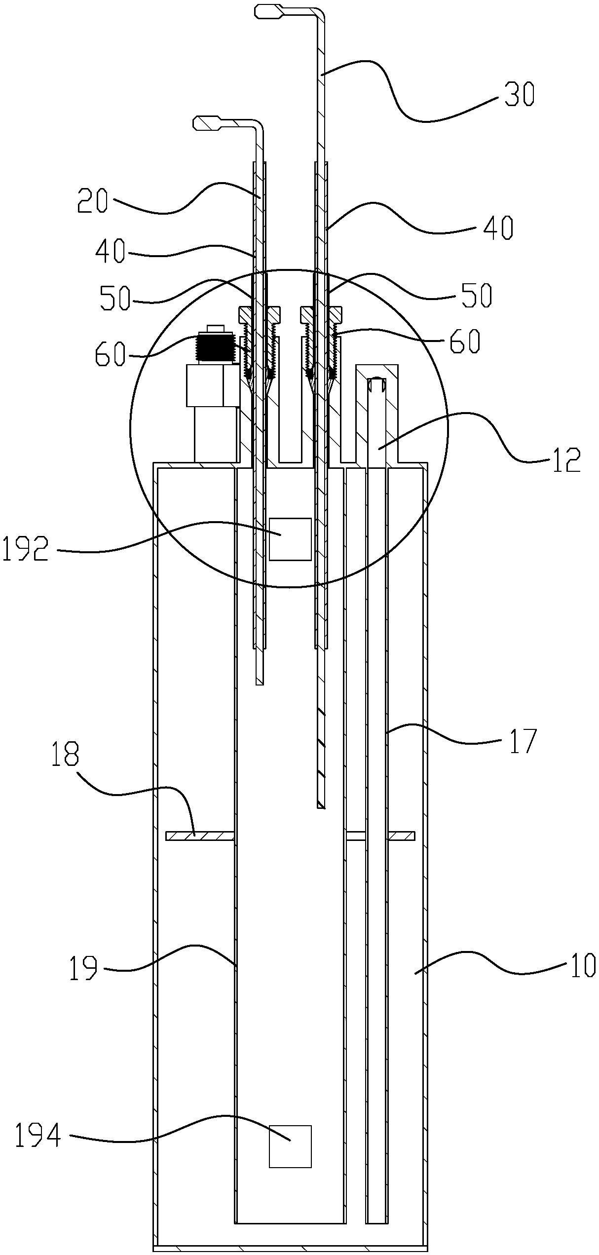 A connection structure between a water level probe and a bottle body and a beverage bottle adopting the structure