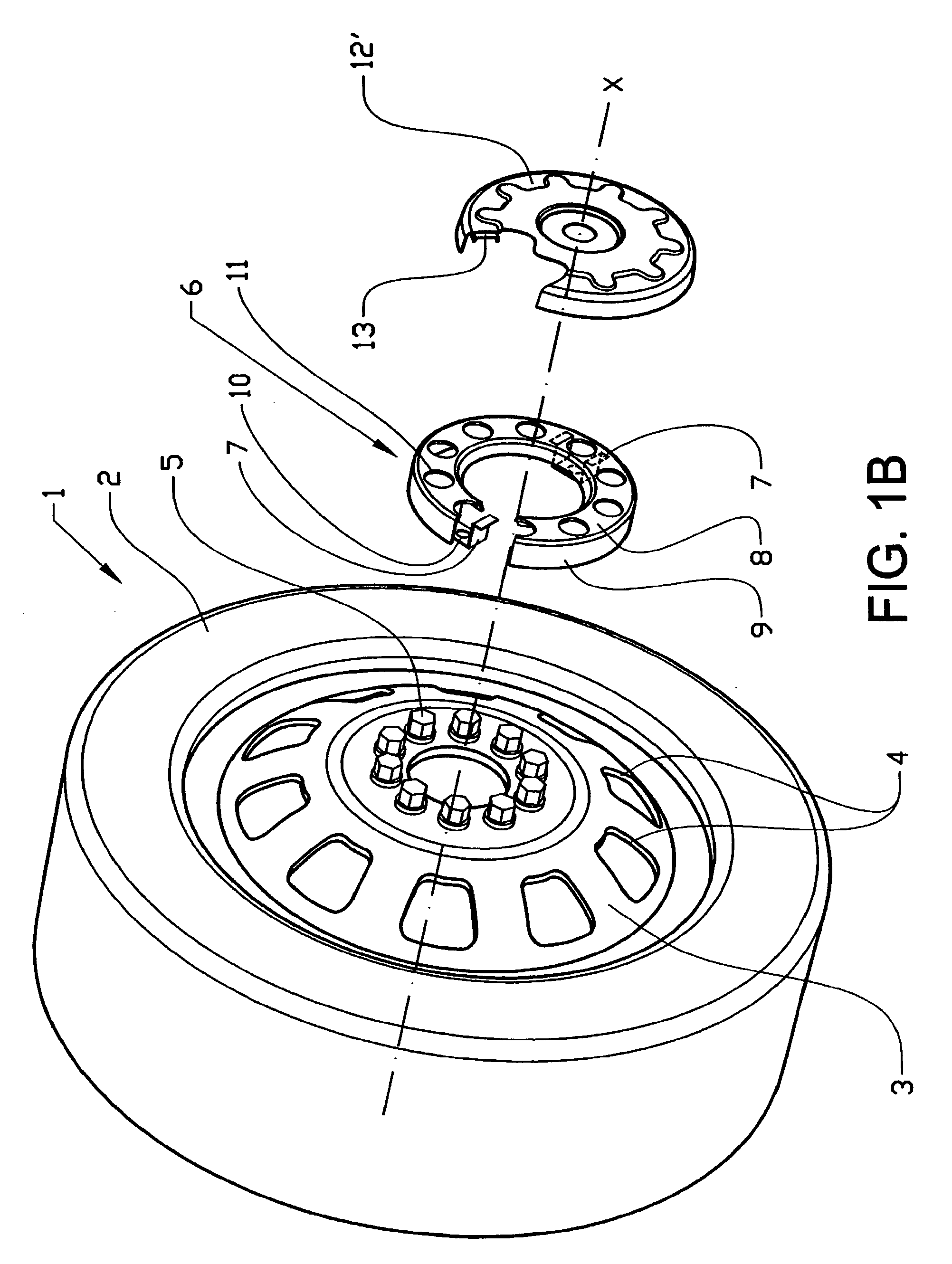 Arrangement and method for mounting a wheel cap on a vehicle