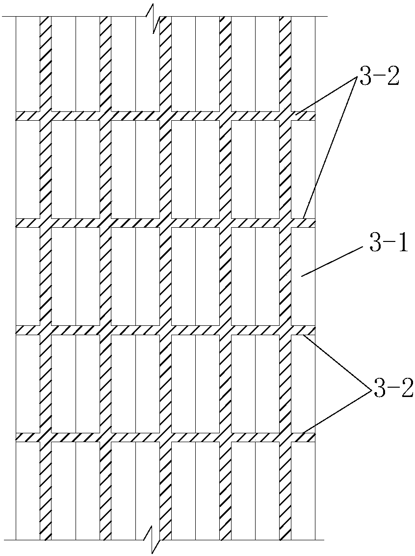 A composite self-balancing bridge of an arch bridge and a suspension bridge and its construction method