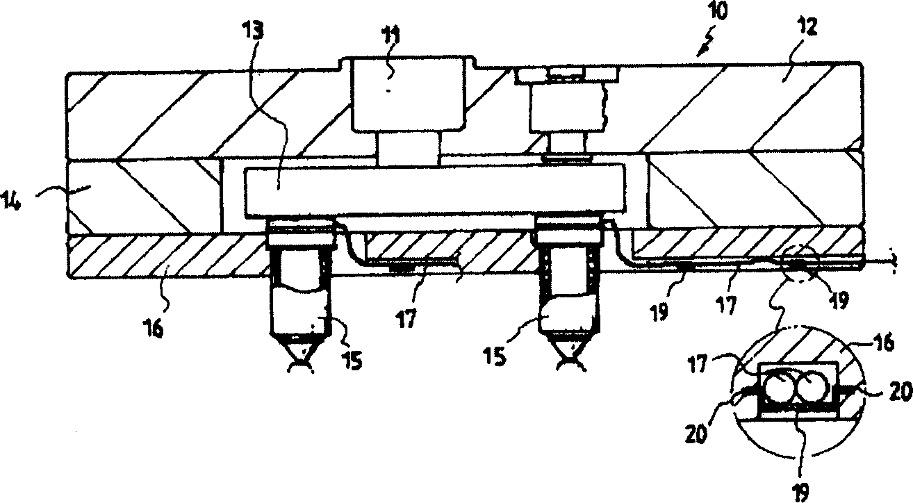 Upper metal die with injection tube mouth having heating line fixing slot