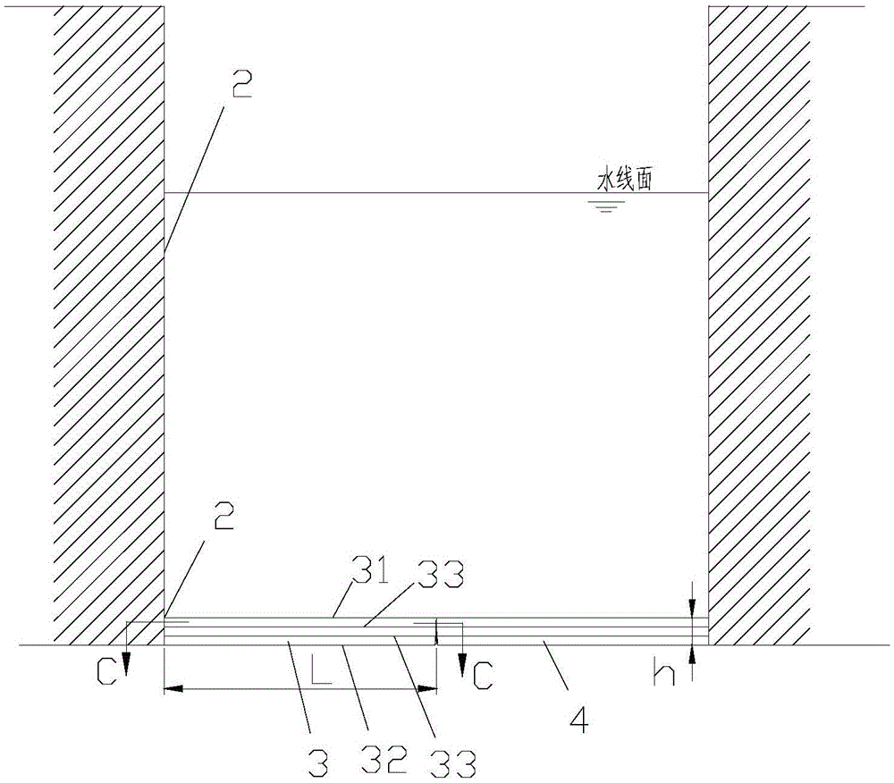 Device for reducing fluid oscillation in moon pool in sailing of drilling ship