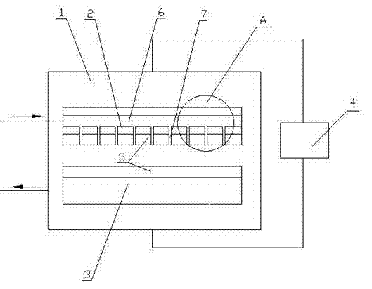 Technology of spraying electrodes while depositing film in manufacture of flexible film photovoltaic battery