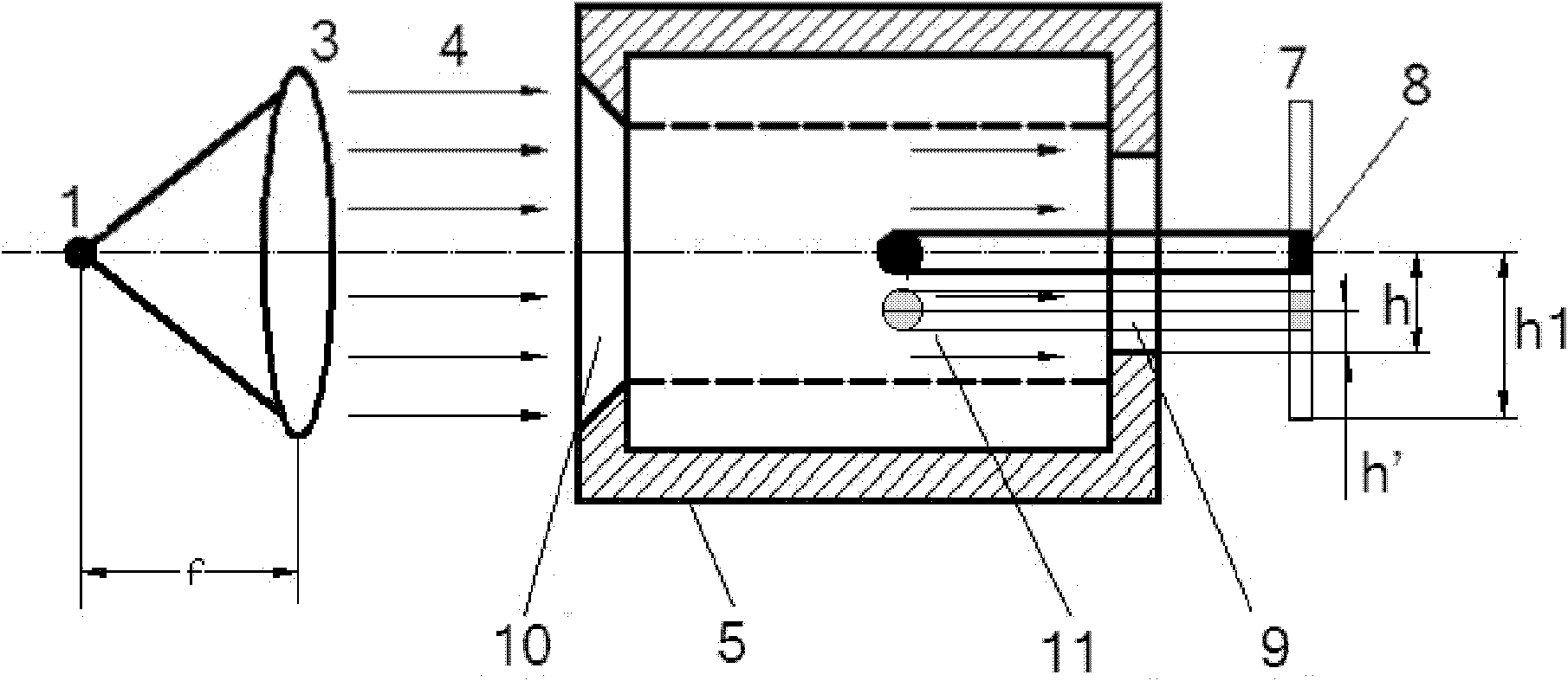 Displacement measuring device with reference and measuring method