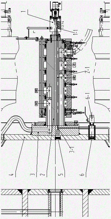 Center flushing device for center-closed cutter