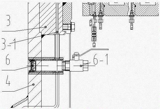 Center flushing device for center-closed cutter