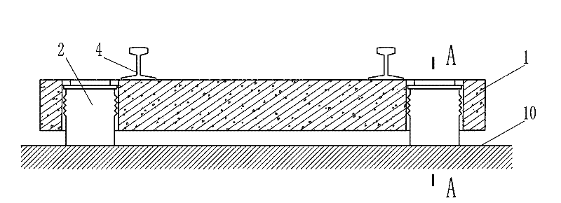 A floating track bed, its jacking device and jacking method