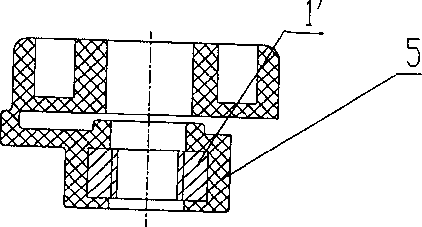 Total obstructing insulation device and electric water heater employing the same