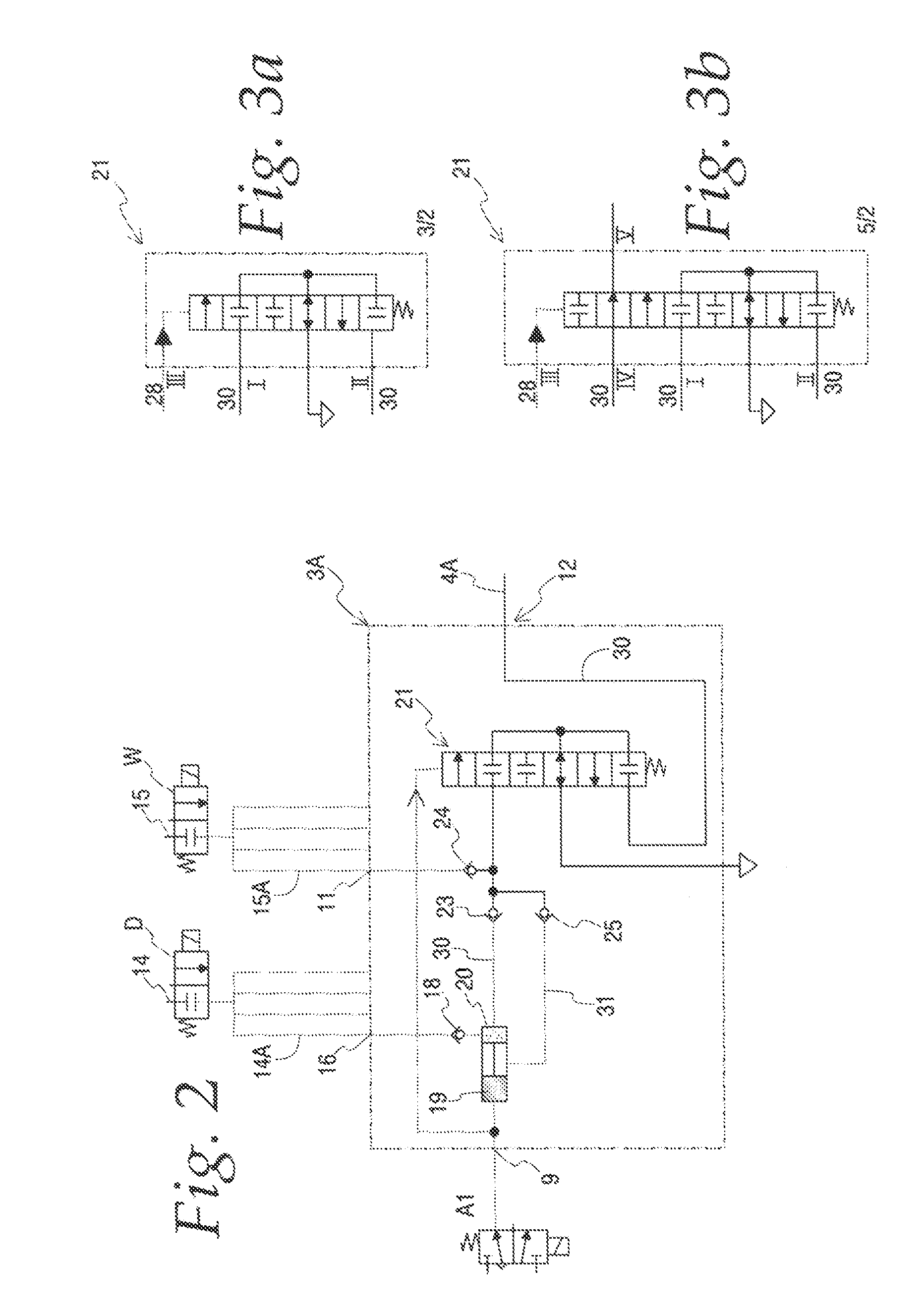 Method and device for automatically bringing a fluid into contact with the teats of an animal