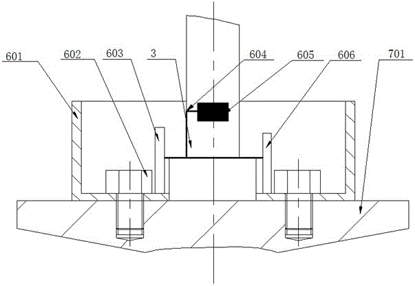 Automatic adjusting device and method for vibration frequency of vibrating screen