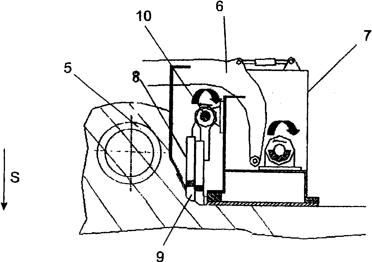 Device for compacting road paving materials