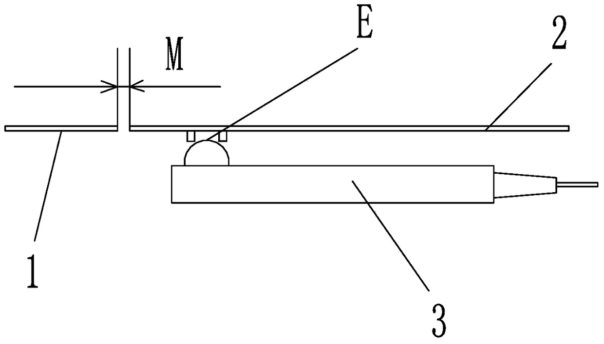 A vehicle-carrying platform and its vehicle wheelbase detection device and method