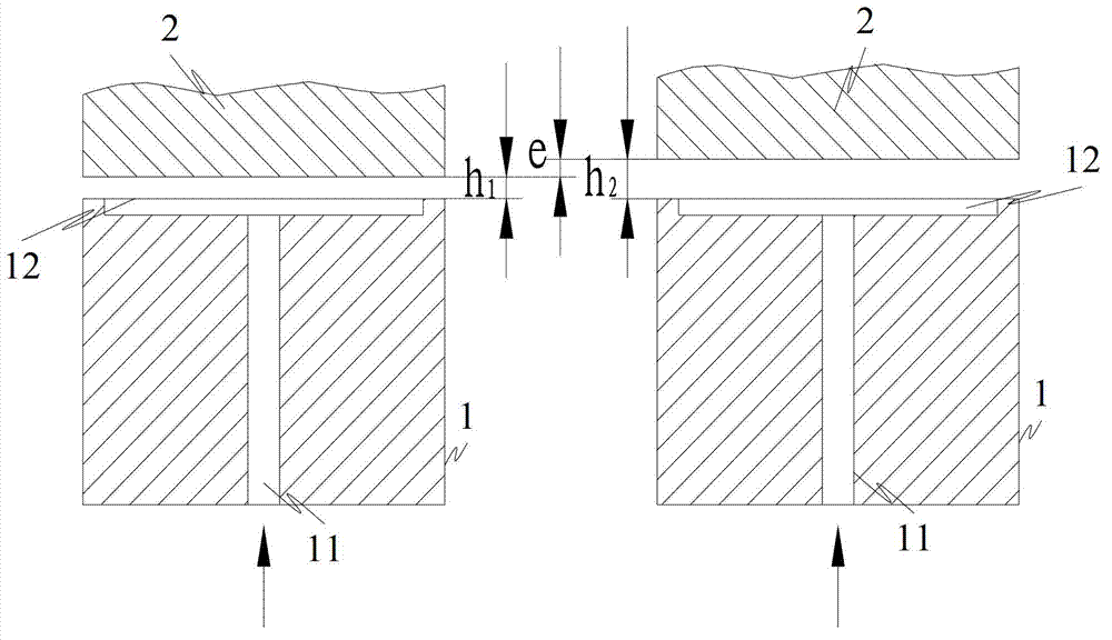 Thickness automatically-compensating device for multi-oil-chamber static pressure oil film, and system thereof