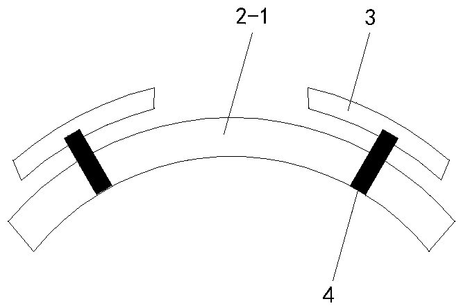 Segment structure for preventing upward floating of shield tunnel and construction method of segment structure