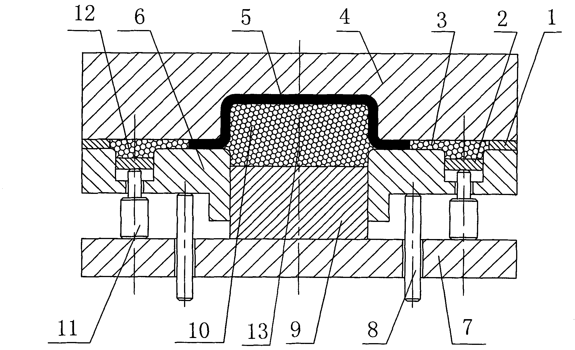 Forming die with shape-variable male die applying radial thrust by solid particle medium