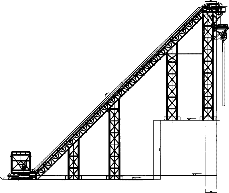 High inclination-angle undulating flange belt conveyor capable of conveying roller compacted concrete