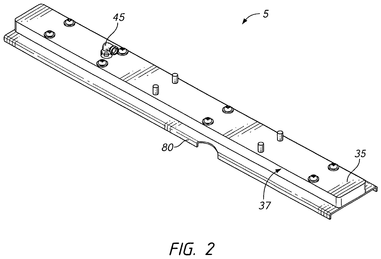 Apparatus and method for distributing a flushing gas