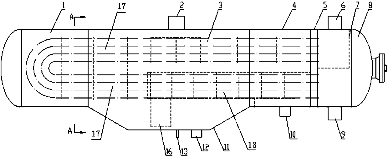 Heating network heater internally provided with draining well