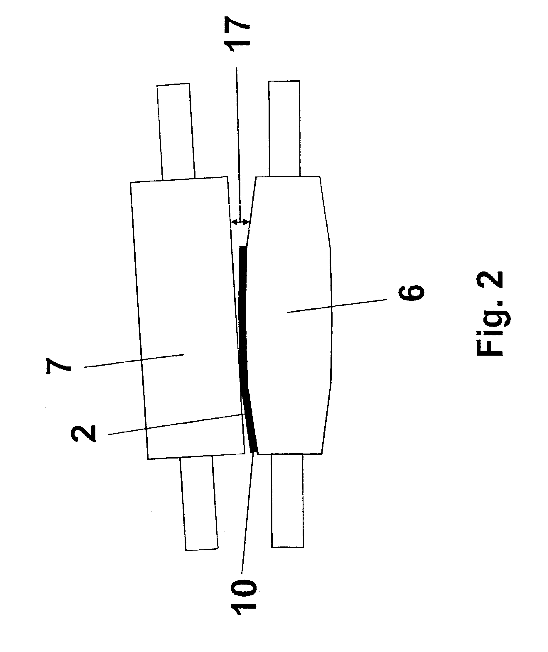 Method and device for reeling up in the proper position a hot-rolled strip in a reeling installation