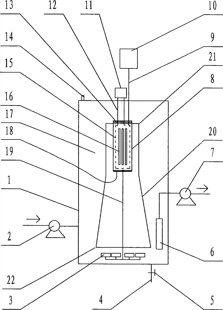 Large-throughput ultraviolet photocatalytic wastewater degradation reactor adopting microwave excitation light source