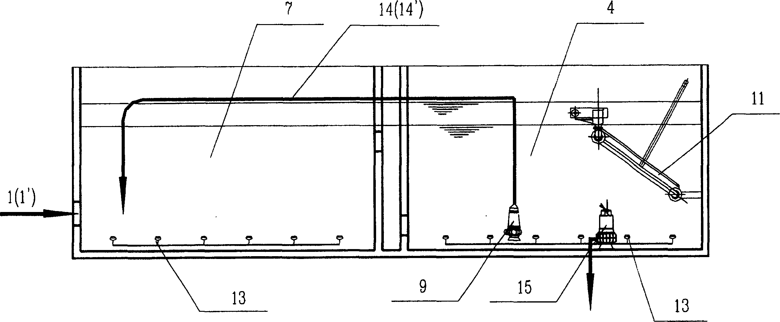 Sequential batch type method and equipment for treating wastewater by using biologic dephosphorization and intermittent aeration continuously