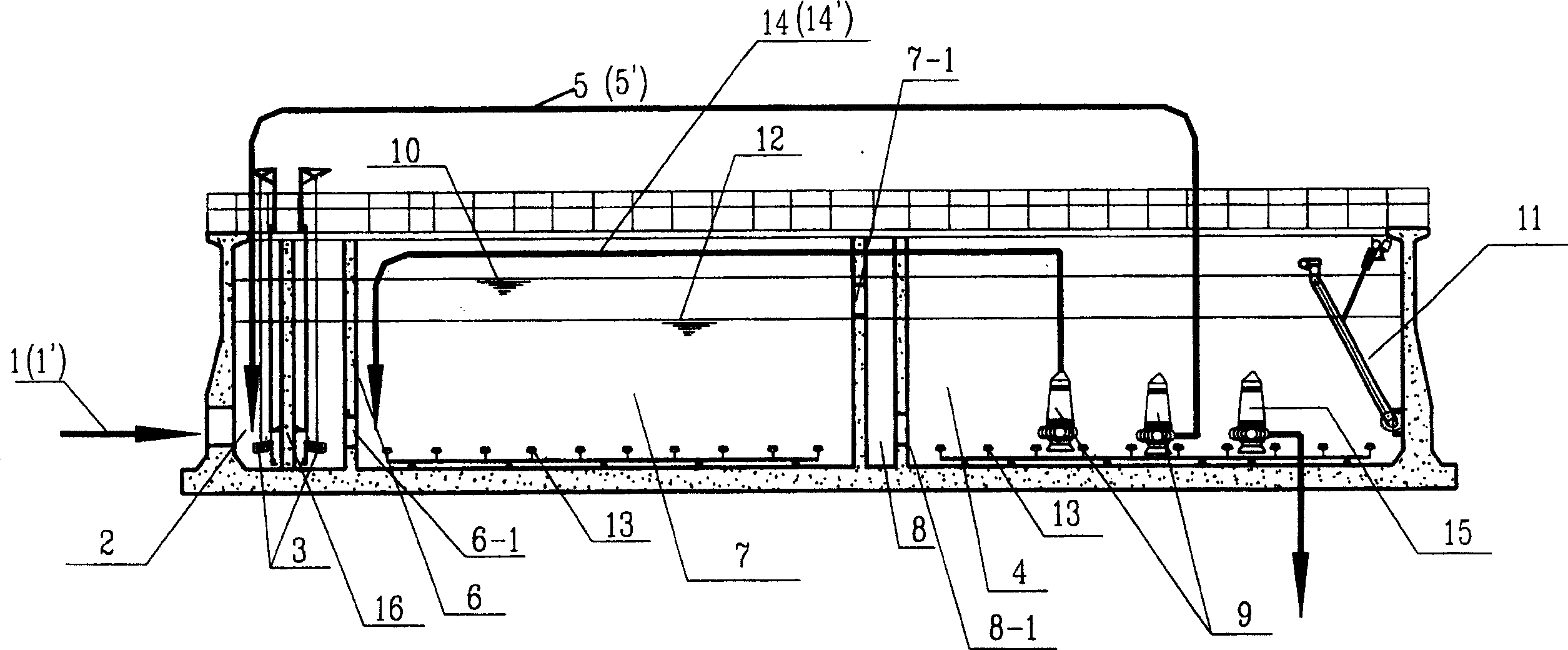 Sequential batch type method and equipment for treating wastewater by using biologic dephosphorization and intermittent aeration continuously